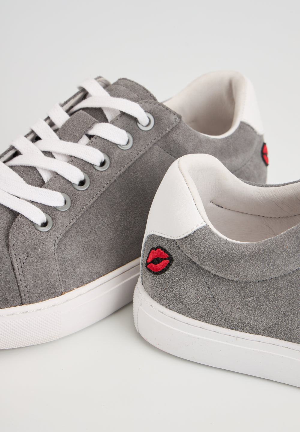 Sneakers femme en cuir — Simone — Gris Suede