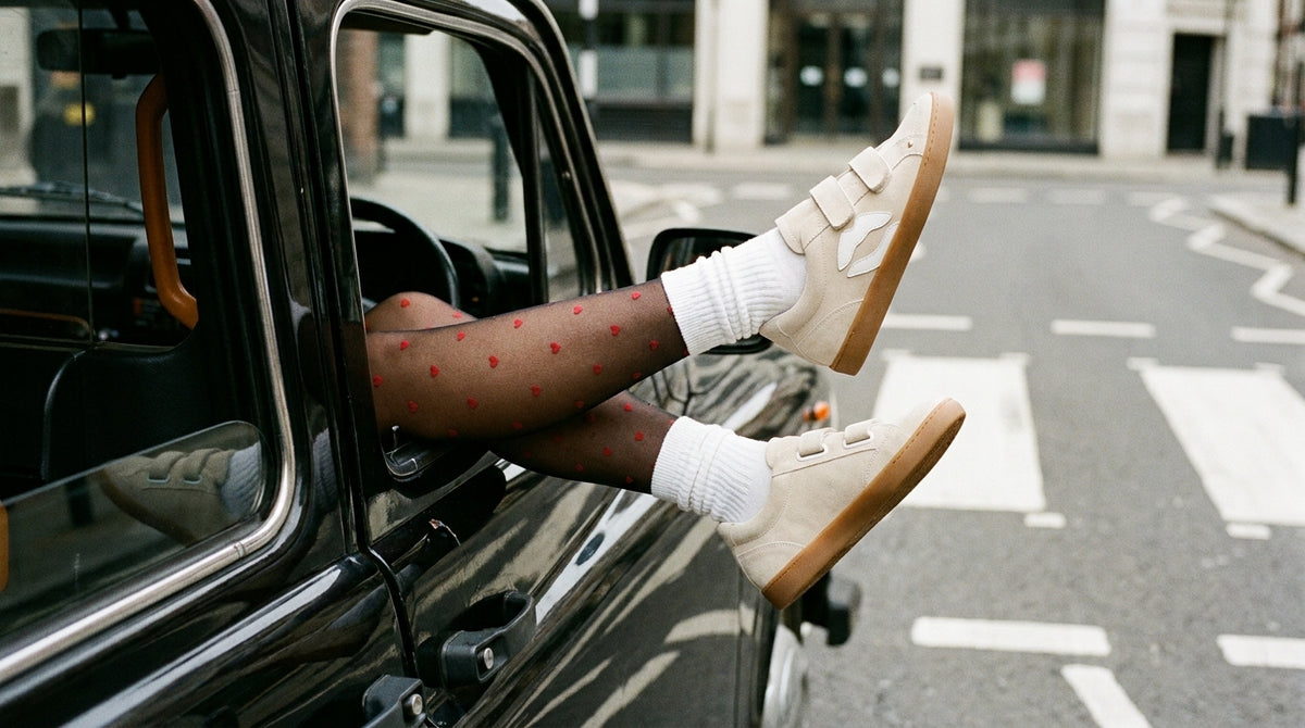 Sneakers Elisabeth en cuir suède crème portées